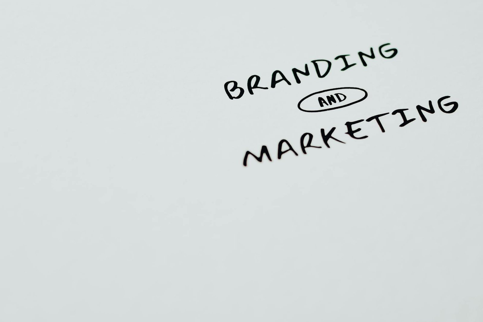 Para a importância da personalização no marketing de produtos, ela é fundamental para criar conexões autênticas com os consum