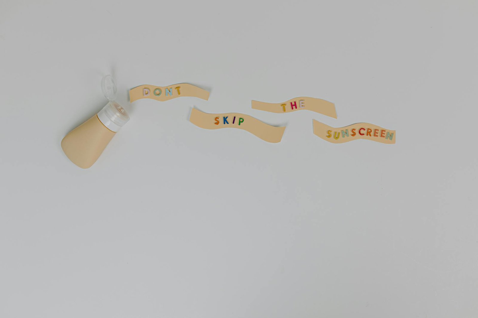 Para proteger a pele do sol durante todo o ano, é fundamental adotar uma rotina consistente de cuidados, independentemente da