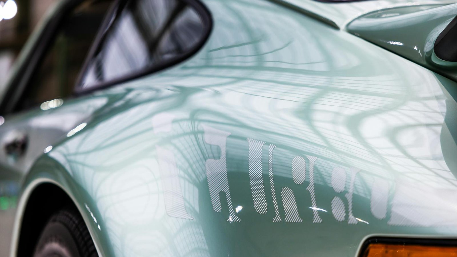 Para entender os carros clássicos como uma viagem no tempo, é crucial mergulhar em sua rica história, design icônico e o impa