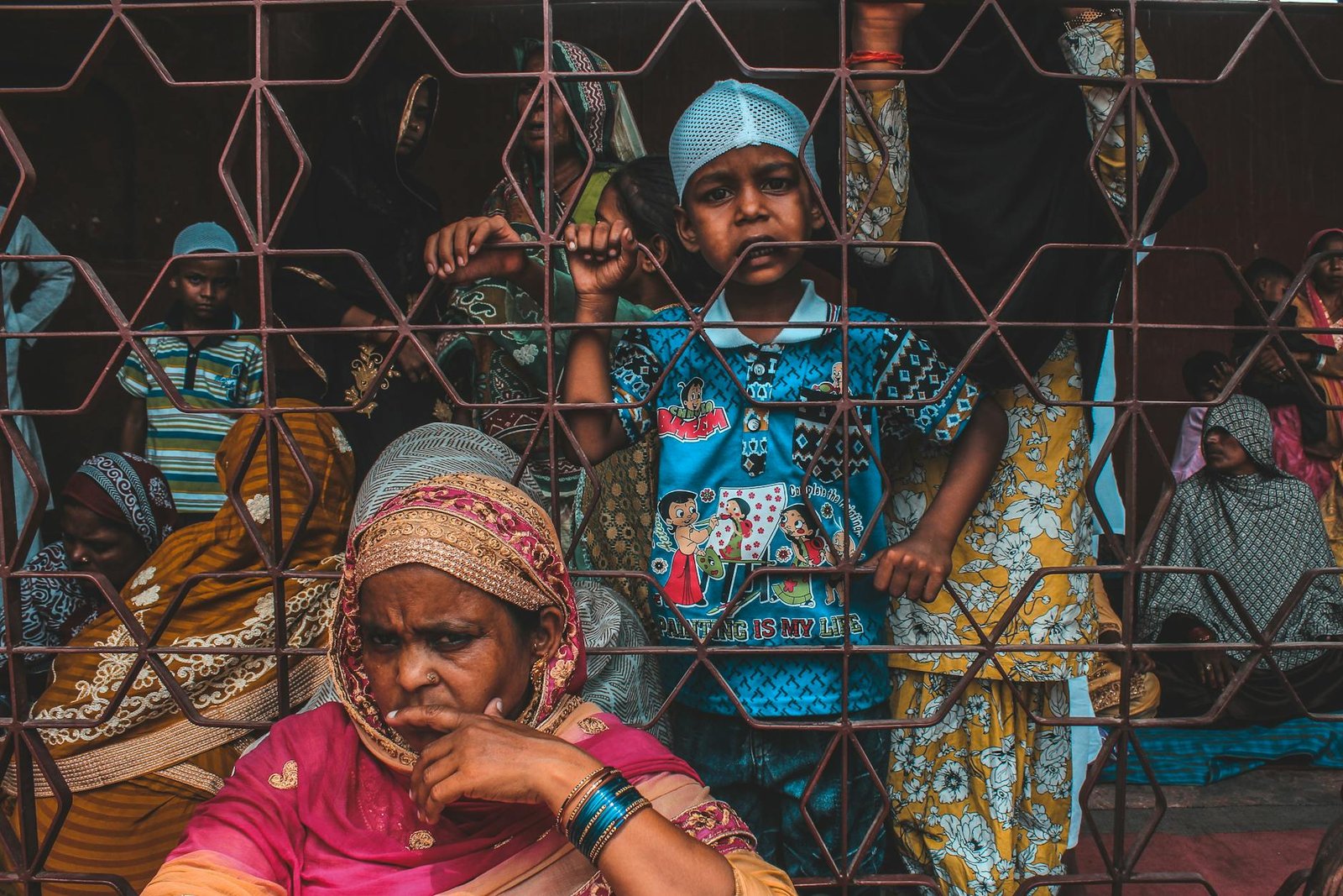 Para entender como a cultura e as tradições influenciam a sociedade, é crucial reconhecer que elas agem como alicerces invisí