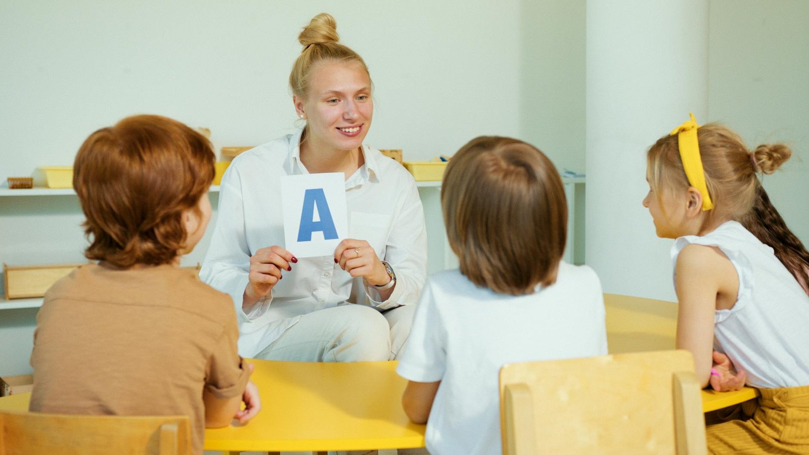 Para entender como a política educacional afeta o desenvolvimento do país, é crucial reconhecer que ela atua como um pilar fu