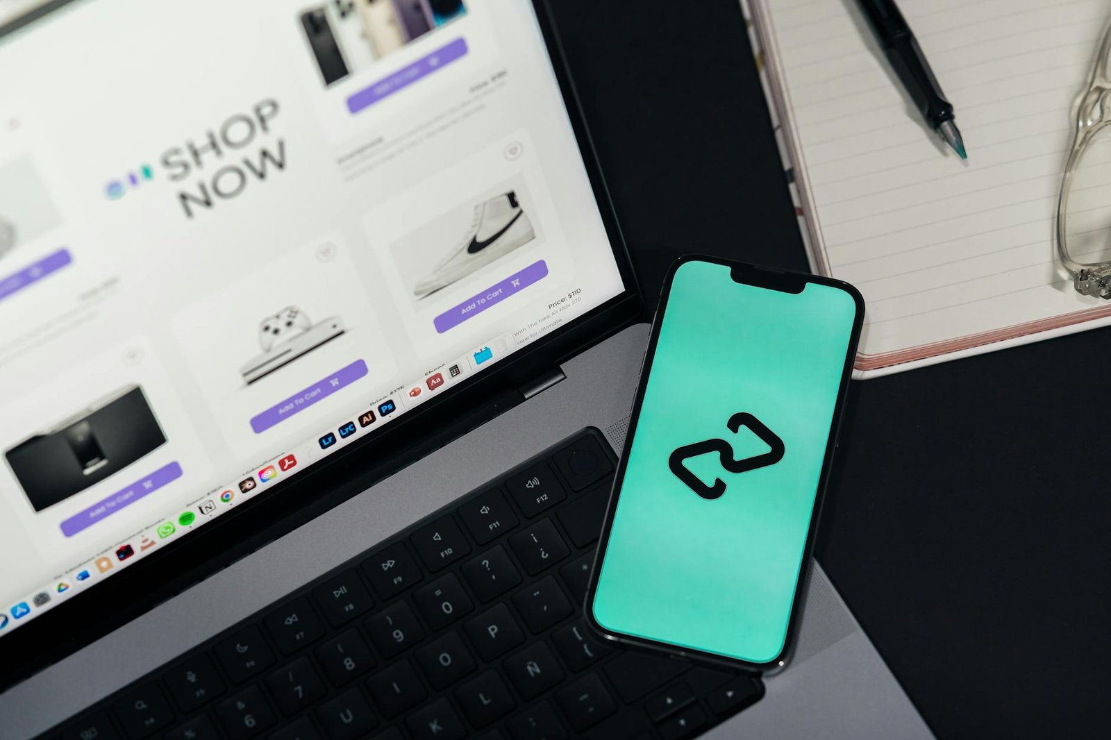 Para entender como a tecnologia tem transformado os hábitos de consumo, é crucial observar a ascensão do e-commerce, a person