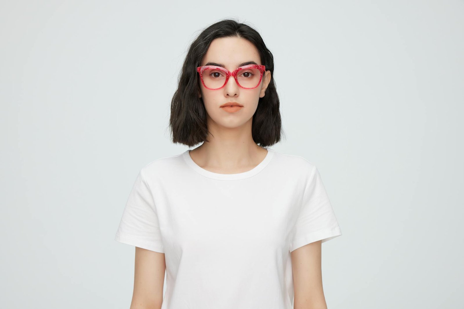 Para adaptar as últimas tendências de moda ao seu estilo pessoal, comece identificando o que ressoa com sua identidade e valo