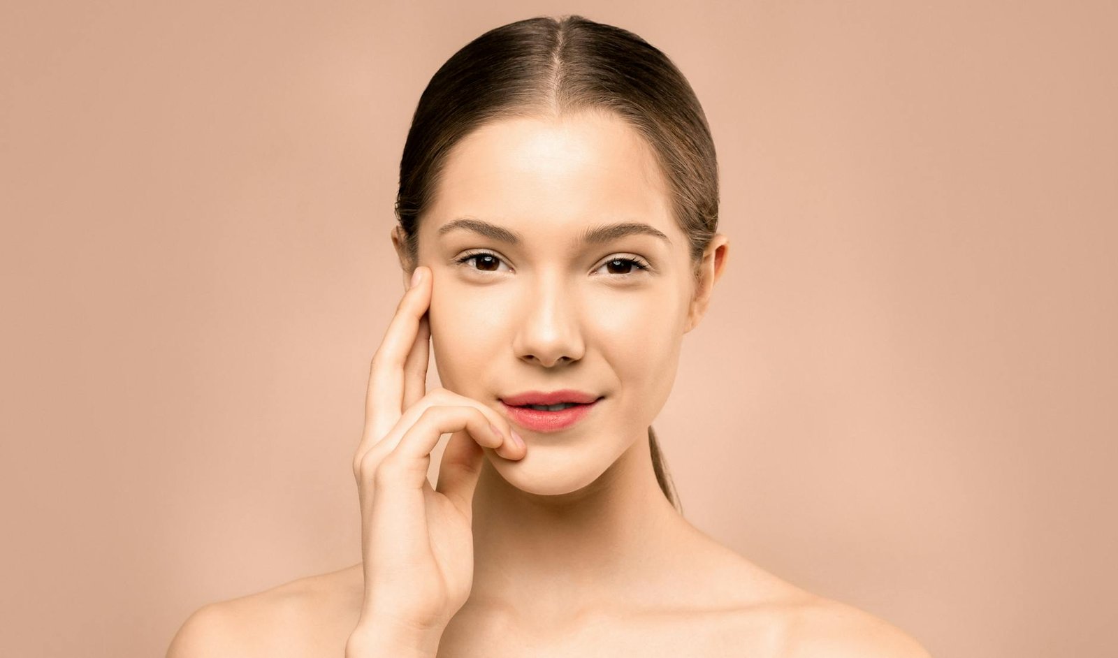 Para clarear manchas escuras no rosto, é essencial usar dermocosméticos com ativos clareadores (vitamina C, ácido kójico), re