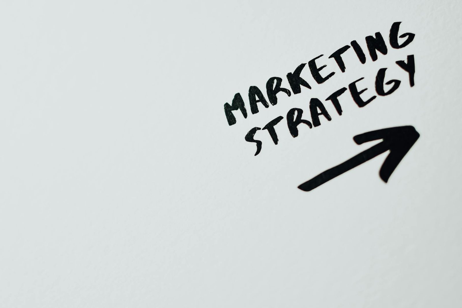 Para construir uma marca de sucesso no mercado competitivo atual, é essencial definir sua proposta de valor única, conhecer s