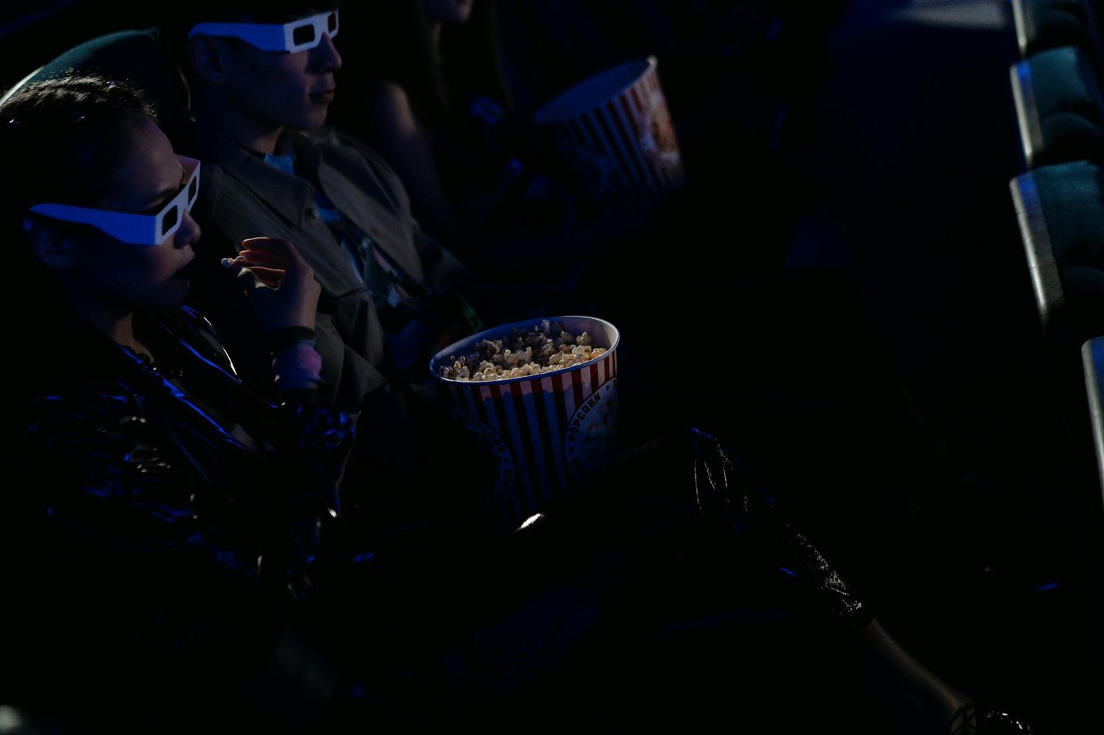 Para entender como os efeitos especiais mudaram o gênero de ação no cinema, a transição do prático para o digital é fundament