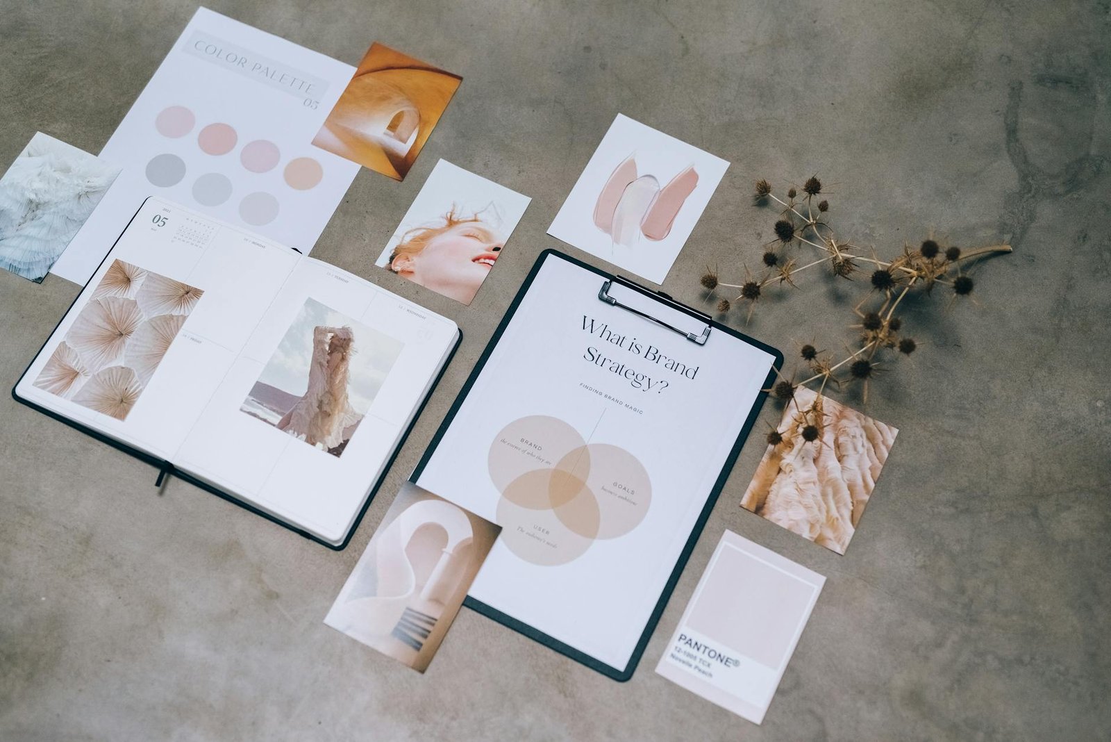 Para usar o design para contar histórias de forma criativa, combine elementos visuais como cores, tipografia, layout e imagen