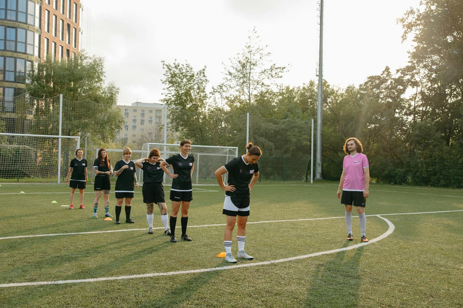 Para melhorar o desempenho no futebol, é crucial integrar treinos específicos de força, velocidade, agilidade e resistência,