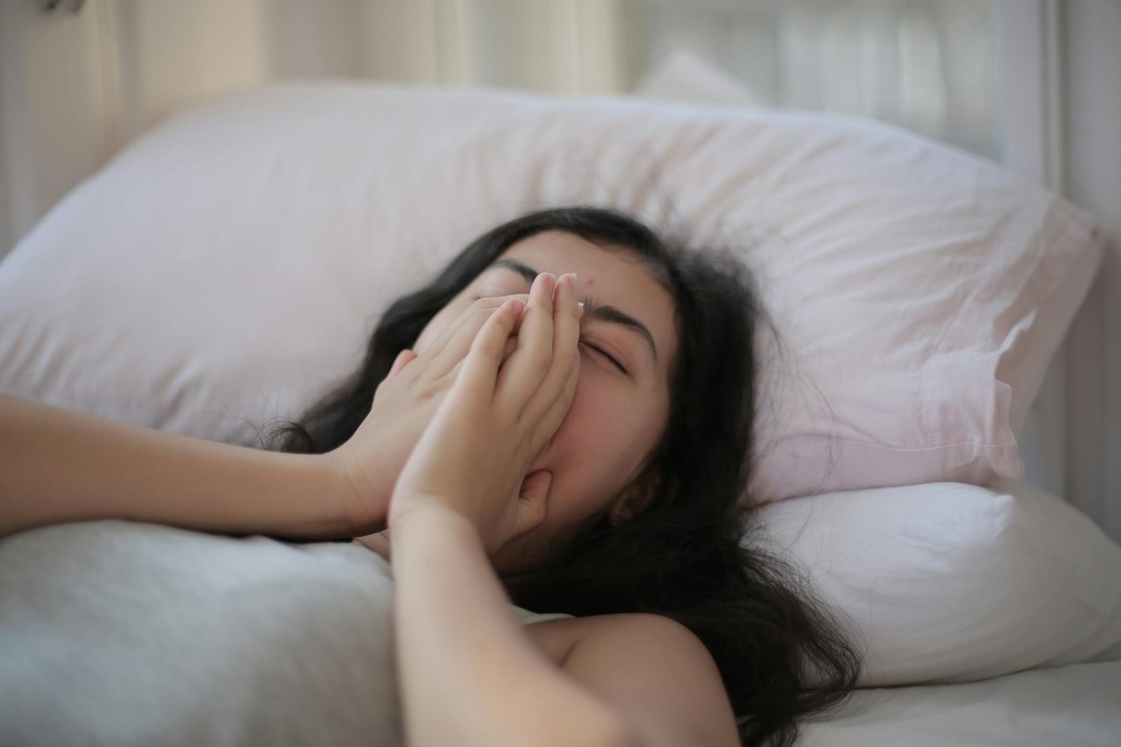 Para melhorar o sono e ter mais energia durante o dia, estabeleça uma rotina de sono consistente, crie um ambiente propício p