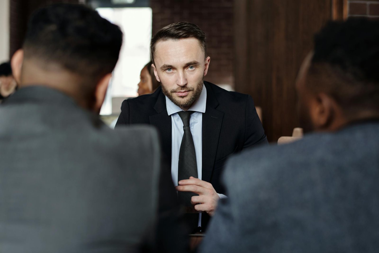 Para dicas para negociar com fornecedores e aumentar a lucratividade, é crucial desenvolver estratégias como pesquisa de merc