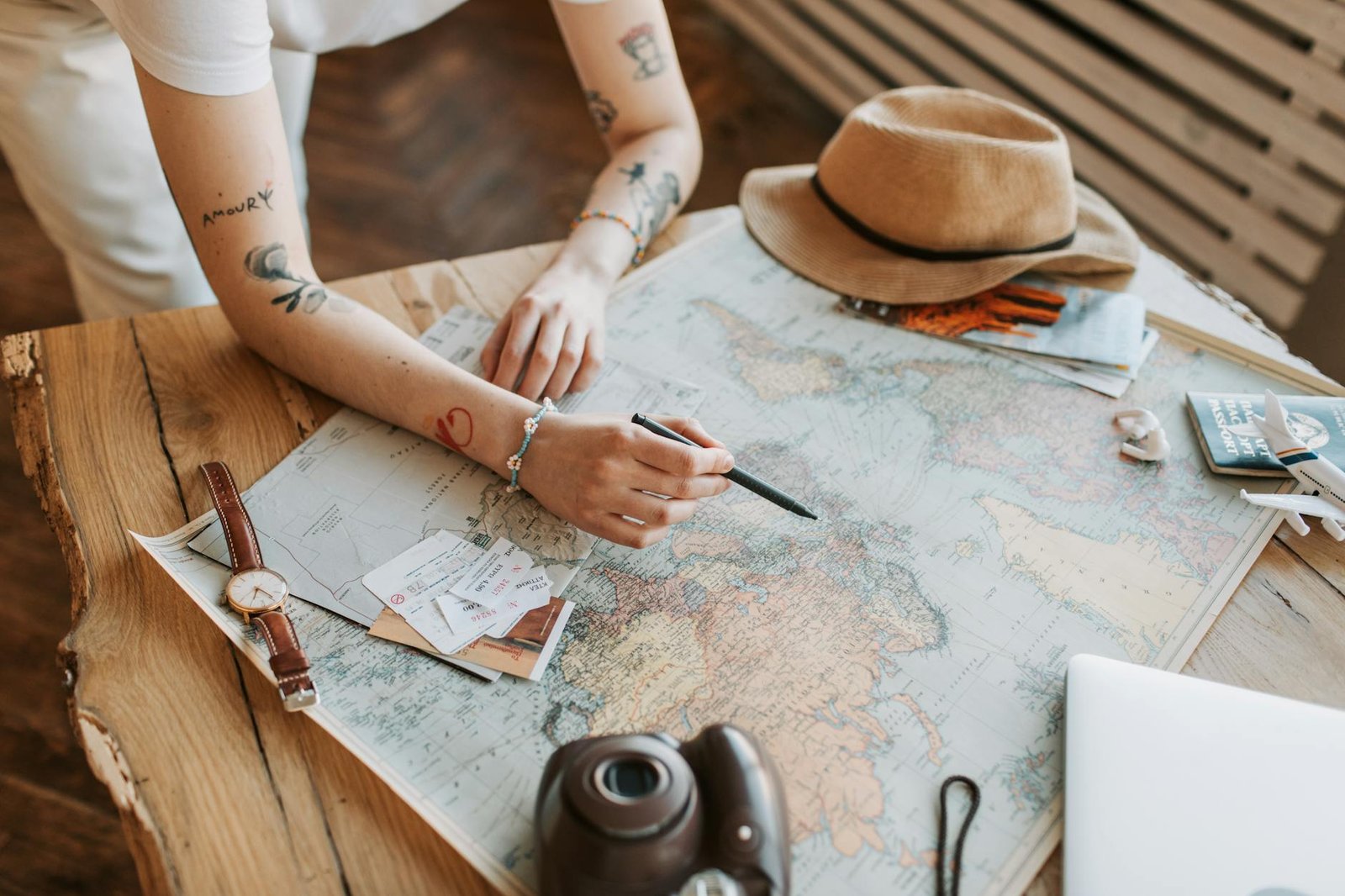 Para organizar um roteiro de viagem perfeito, defina seu orçamento e destino, pesquise atrações e transporte, crie um cronogr