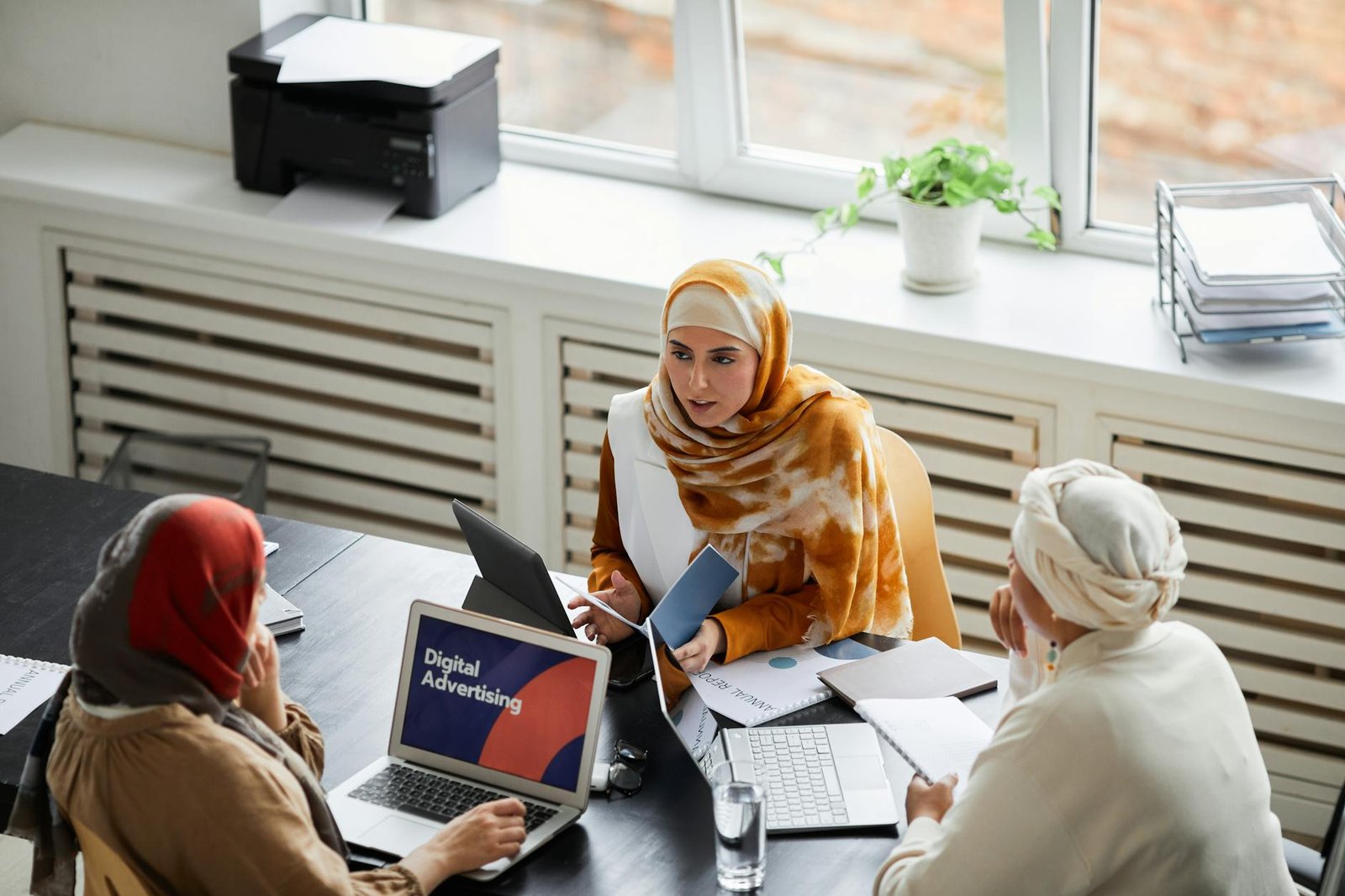 Para começar a vender online no empreendedorismo digital, é fundamental definir seu nicho, criar um plano de negócios sólido,