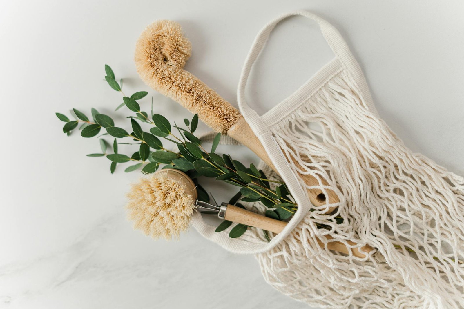Para começar a viver um estilo de vida sustentável de forma mais consciente, priorize pequenas mudanças diárias: reduza o con