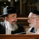 O Poder Invisível: Como Cultura e Tradições Moldam a Sociedade Humana