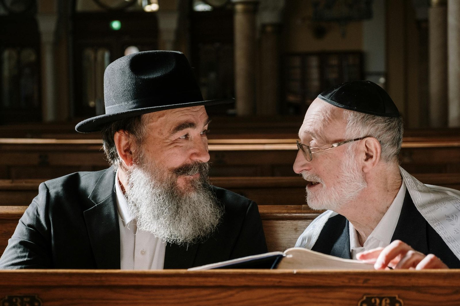 Para fatos curiosos sobre os maiores líderes e suas vidas, explore histórias surpreendentes de figuras como Winston Churchill