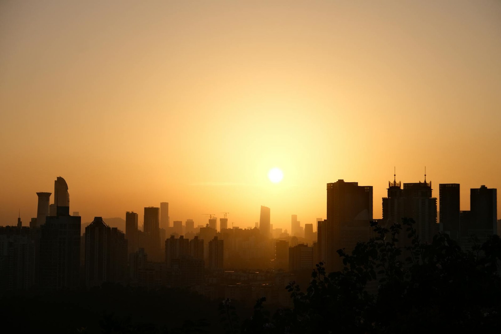 Para o futuro das cidades inteligentes e como elas mudarão nosso cotidiano, a integração de tecnologias como IoT, IA e big da