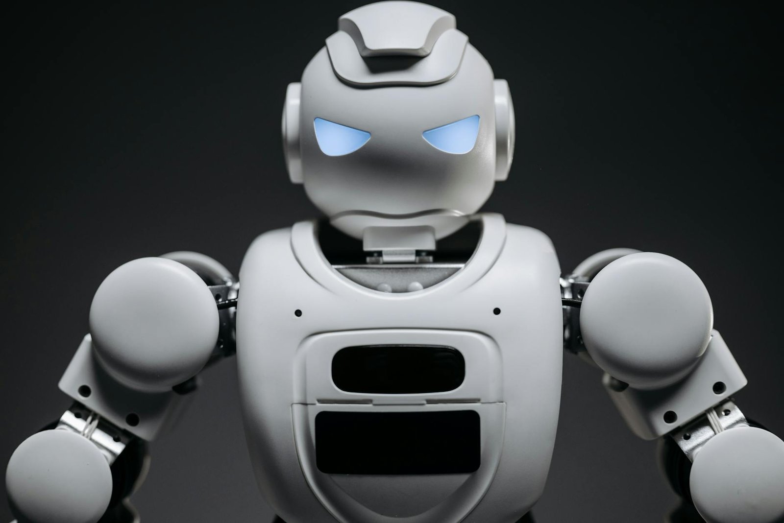 Para entender o impacto da automação no futuro do emprego, é crucial reconhecer que ela tanto substitui tarefas repetitivas q