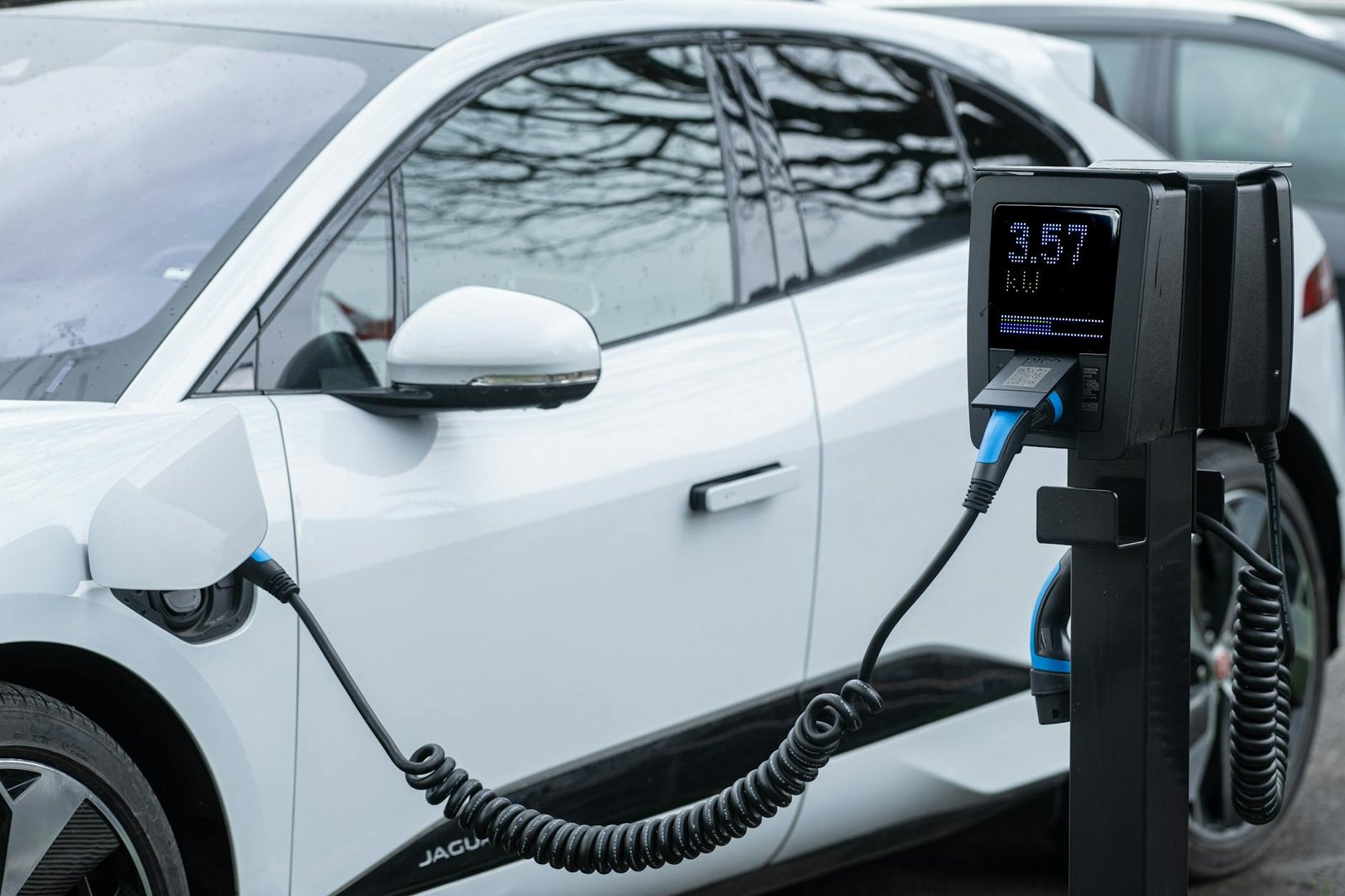 Para Os carros elétricos: uma revolução no setor automotivo., eles representam uma transformação impulsionada por inovações e
