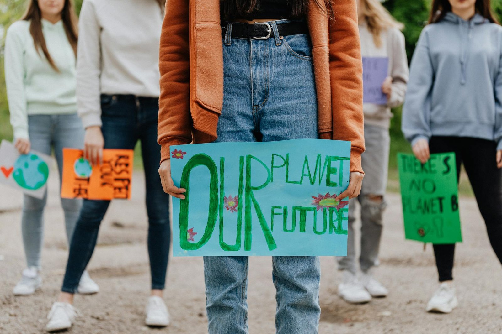 Para combater as mudanças climáticas, a política ambiental foca na implementação de acordos globais como o Acordo de Paris, m