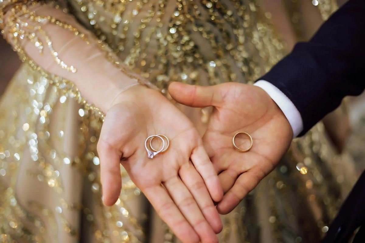 Modelos de alianças de casamento modernas e anatômicas